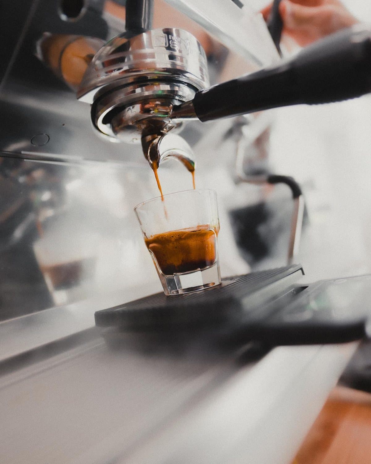 Extracción de espresso en la máquina de Clout Café